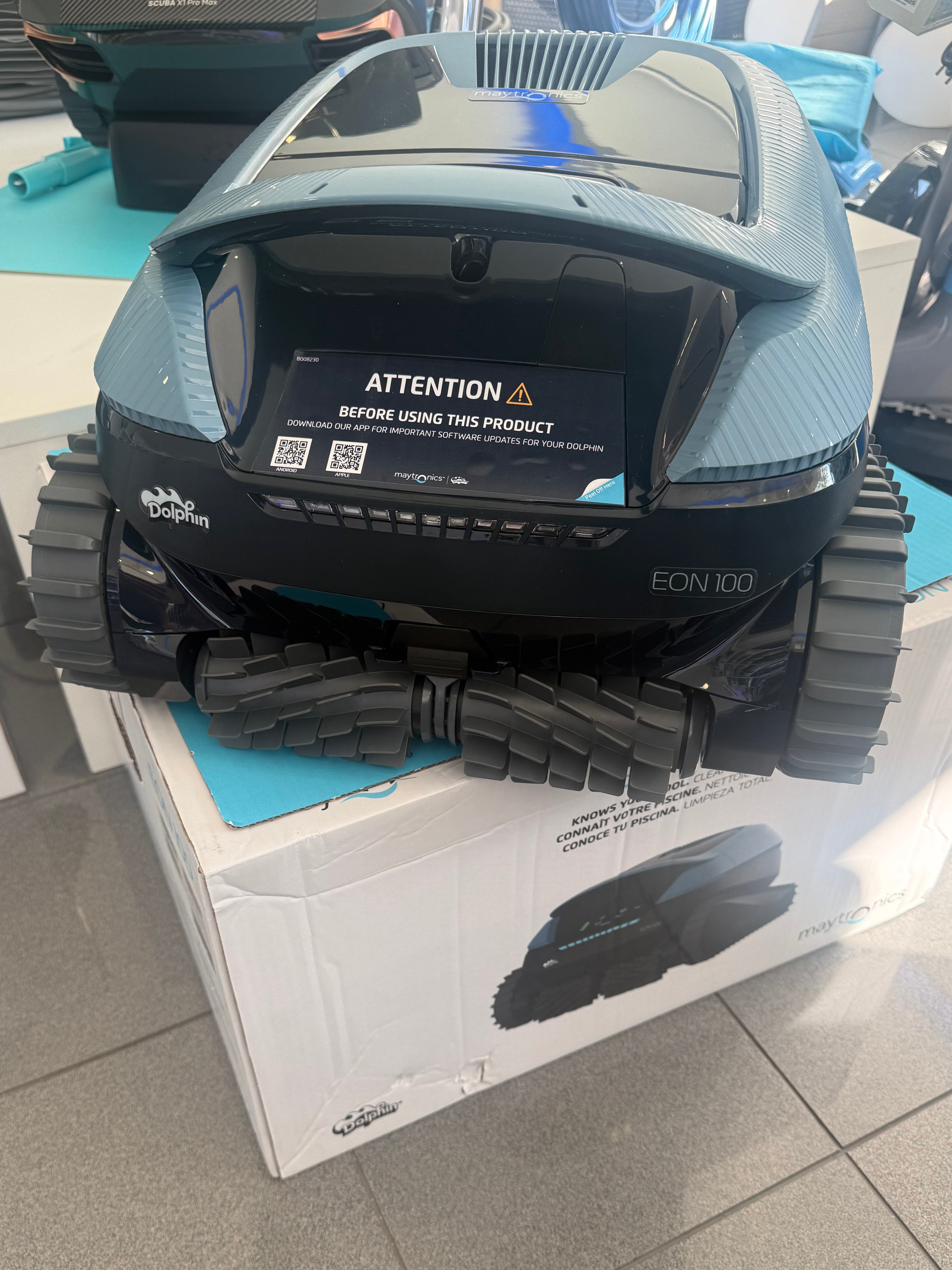 Robot de Piscina Maytronics Dolphin EON 100 – Limpeza Inteligente de Degraus e Áreas Rasas