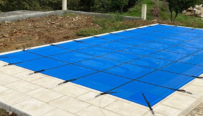 Cobertura de inverno para piscina em rede de polipropileno com cintas, fixação em pavimento (piton)