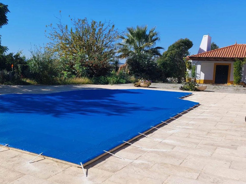 Cobertura de inverno para piscina em tela 650 gr, elástico simples, fixação em pavimento