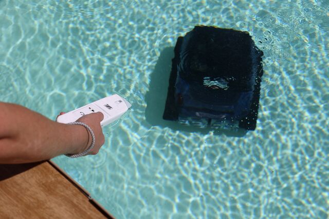 Robot de Piscina Sem Fios Zodiac RF 5600 IQ™ – Liberdade Total e Limpeza Superior